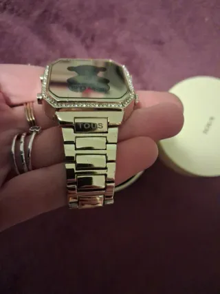 Reloj Tous Dorado con Detalles Brillantes