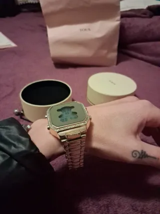 Reloj Tous Dorado con Detalles Brillantes