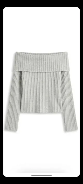 Blusa gris manga larga hombros descubiertos