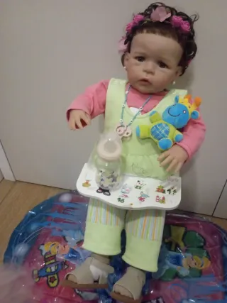 Muñeca grande con trona, biberón y peluche