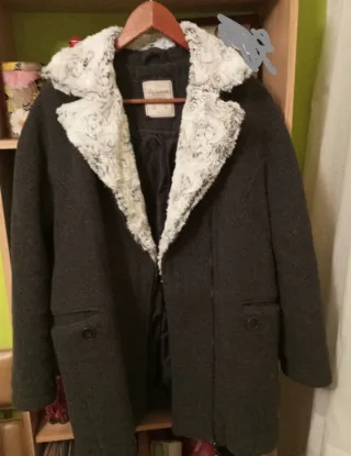 Abrigo gris Pull&Bear con cuello de pelo