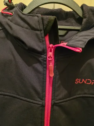 Chaqueta térmica Sundried negra y rojo