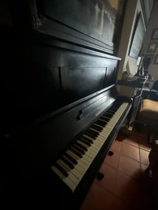 Piano de pared negro