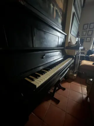 Piano de pared negro