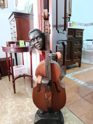 Figura Decorativa Músico Contrabajo
