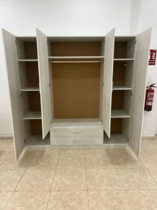 Armario de madera con puertas y cajones