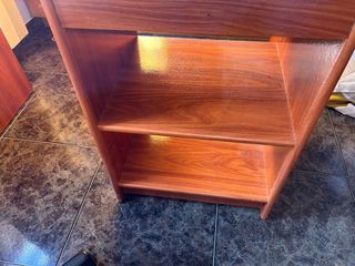 Escritorio de madera con cajón