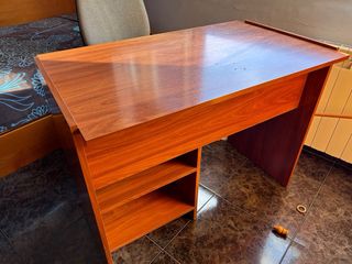 Escritorio de madera con cajón