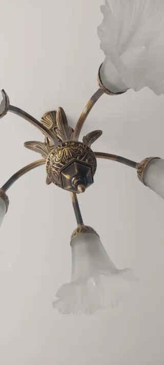 Lámpara de techo dorada y cristal