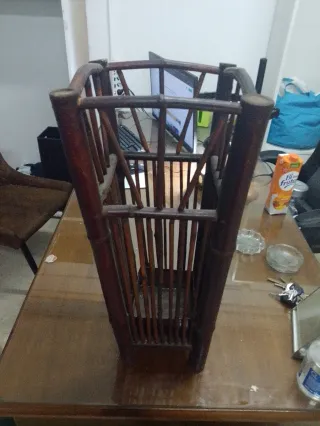 Paragüero antiguo de bambú y madera