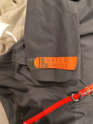 Chubasquero Decathlon impermeable y transpirable