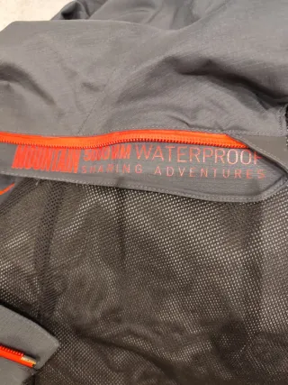 Chubasquero Decathlon impermeable y transpirable