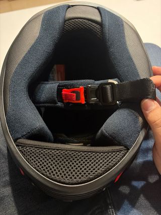 Casco de moto negro y rojo