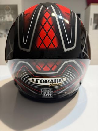 Casco de moto negro y rojo