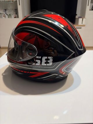 Casco de moto negro y rojo