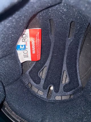 Casco de moto negro y rojo