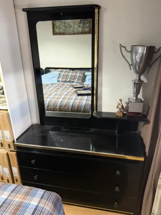 Cómoda de madera negra con espejo