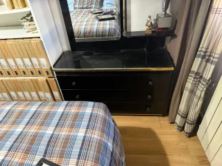 Cómoda de madera negra con espejo