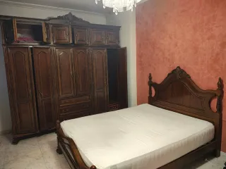 Dormitorio clásico: armario, cama, mesita