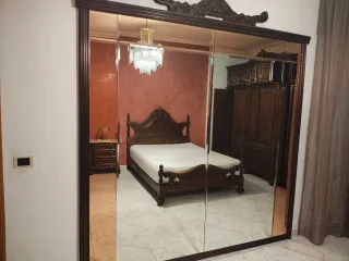 Dormitorio clásico: armario, cama, mesita