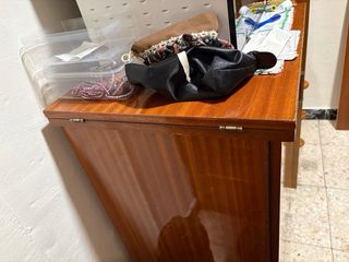 Armario para máquina de coser de madera