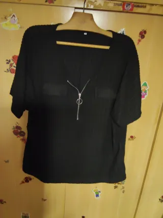 Camiseta negra con cremallera