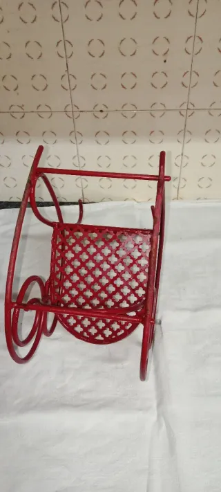 Balancín de juguete rojo