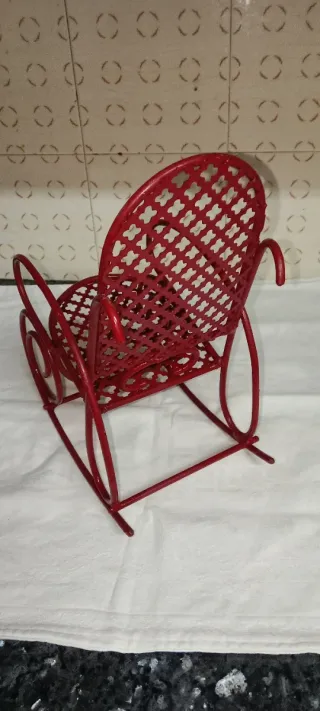 Balancín de juguete rojo
