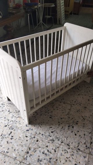 Cuna blanca lacada sin colchon