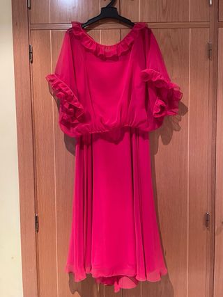 Vestido Fucsia Ajustado y Falda Vuelo