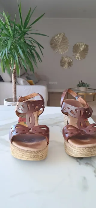 Sandalias de cuña marrones con tiras
