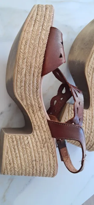 Sandalias de cuña marrones con tiras