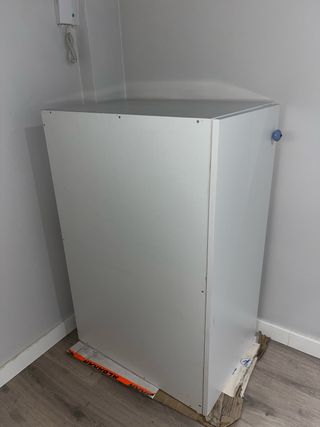 Cómoda blanca con dos baldas