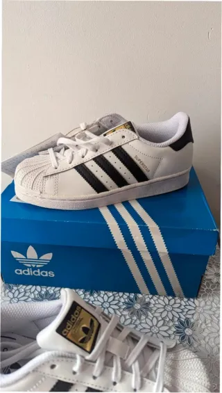 Adidas Superstar Talla 36 Blancas y Negras