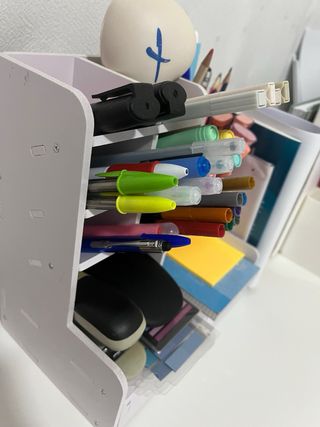 Organizador de escritorio blanco con cajón