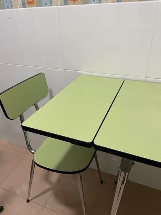 Conjunto mesa cocina y 2 sillas verdes