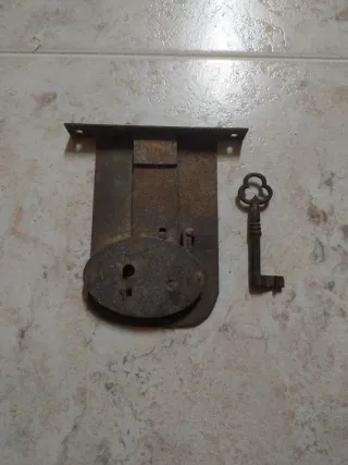 Antica serratura in ferro con chiave