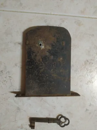 Antica serratura in ferro con chiave