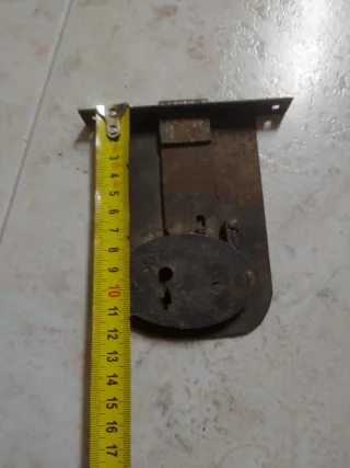 Antica serratura in ferro con chiave