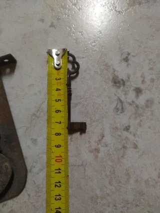 Antica serratura in ferro con chiave