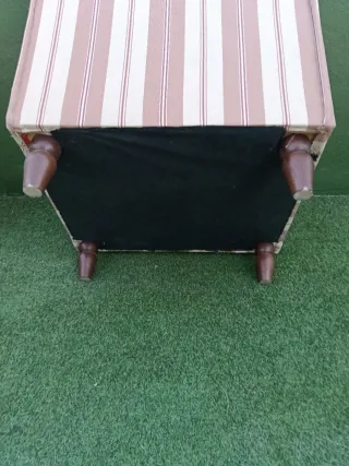 Sillón de tela a rayas beige y rosa