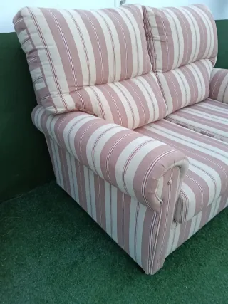 Sillón de tela a rayas beige y rosa