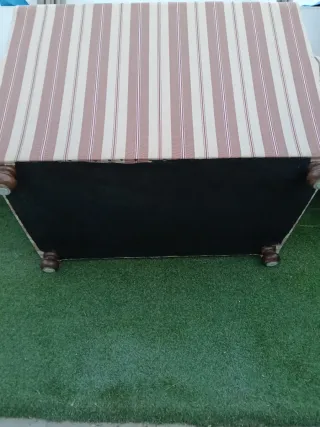 Sillón de tela a rayas beige y rosa