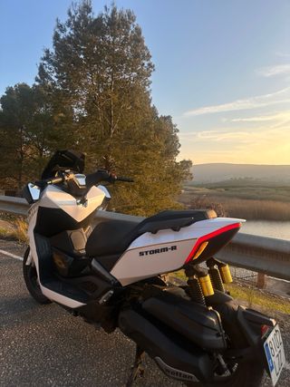 Wottan Storm R 125cc Maxi Scooter