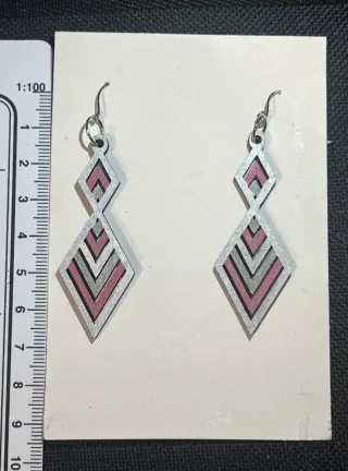 Pendientes de madera nuevos hechos a mano