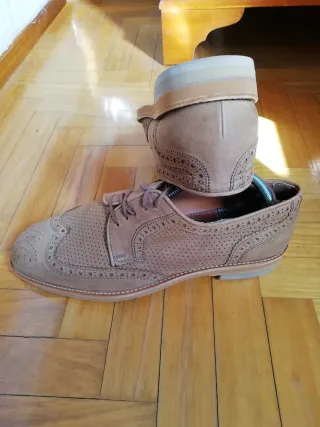 Zapatos de vestir beige y marrón