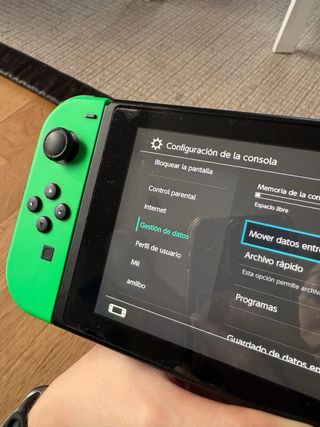 Nintendo Switch con Joy-Cons Verde y Rojo