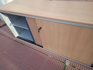 Mueble de oficina bajo con puertas correderas