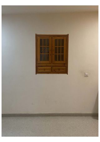 Mueble vitrina de madera maciza