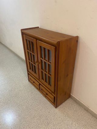 Mueble vitrina de madera maciza